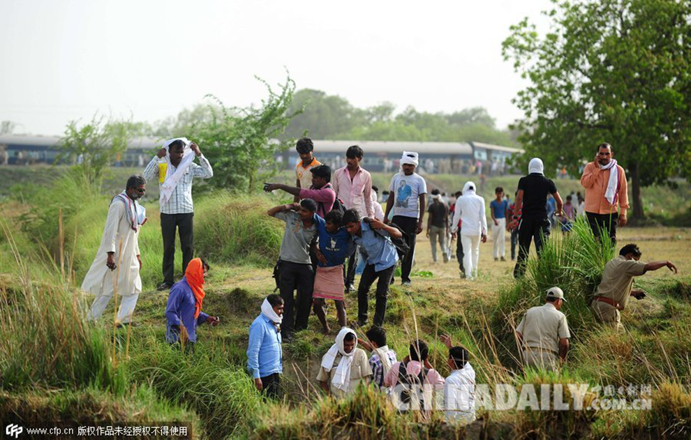 印度一辆特快列车脱轨致两人丧生