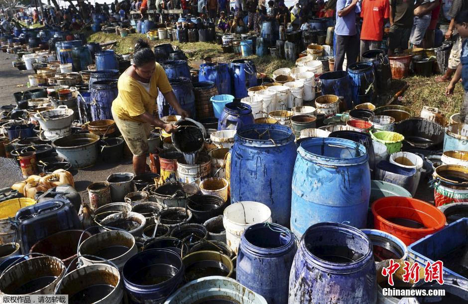 印尼国家石油公司原油泄漏 民众拿桶收油