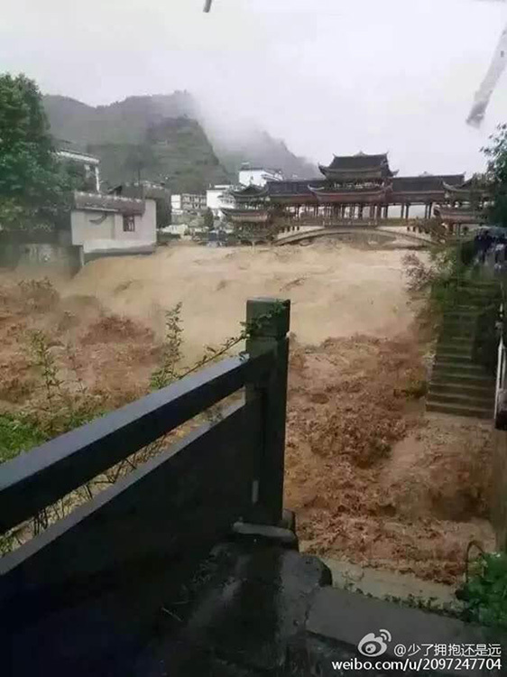 贵州雷山突降暴雨引发洪灾 3座大桥被冲毁