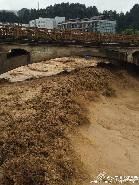 贵州雷山突降暴雨引发洪灾 3座大桥被冲毁