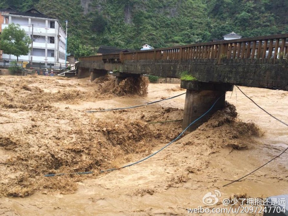 贵州雷山突降暴雨引发洪灾 3座大桥被冲毁