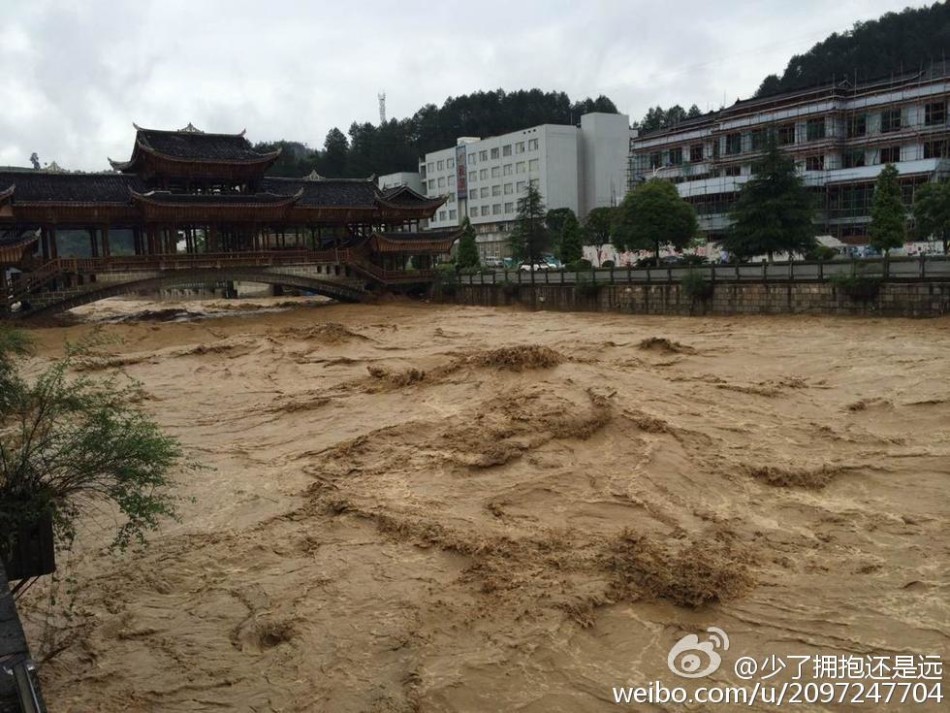 贵州雷山突降暴雨引发洪灾 3座大桥被冲毁