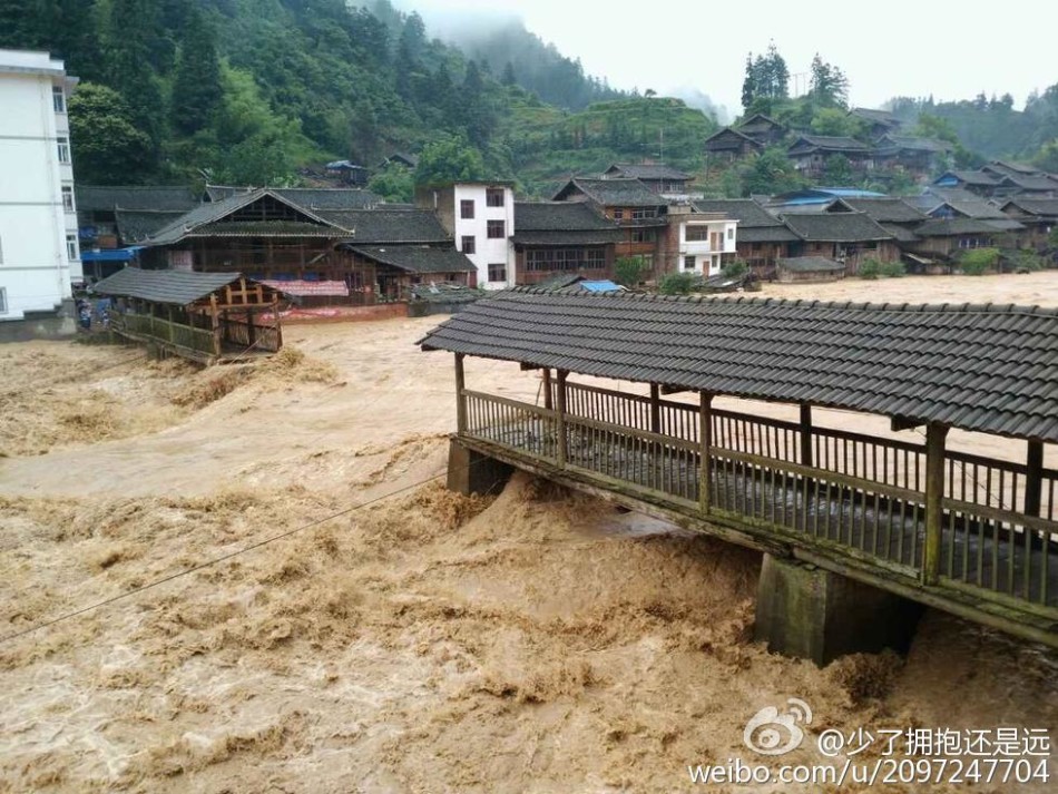 贵州雷山突降暴雨引发洪灾 3座大桥被冲毁