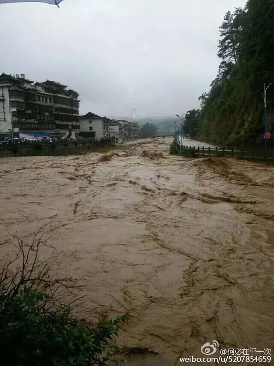 贵州雷山突降暴雨引发洪灾 3座大桥被冲毁