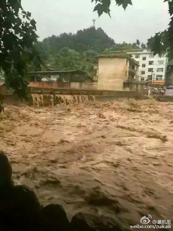 贵州雷山突降暴雨引发洪灾 3座大桥被冲毁