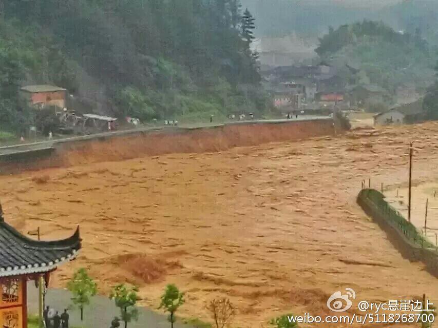 贵州雷山突降暴雨引发洪灾 3座大桥被冲毁