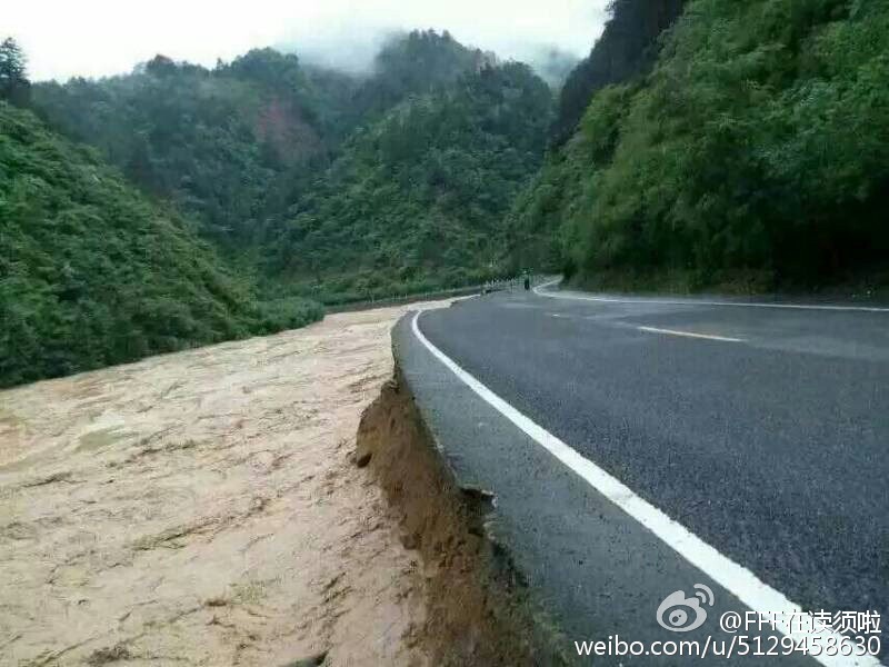 贵州雷山突降暴雨引发洪灾 3座大桥被冲毁