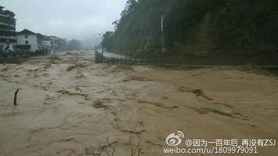 贵州雷山突降暴雨引发洪灾 3座大桥被冲毁