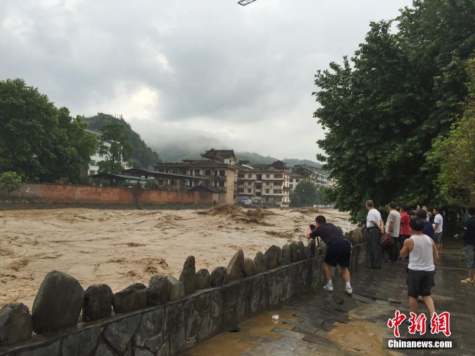 贵州雷山突降暴雨引发洪灾 3座大桥被冲毁