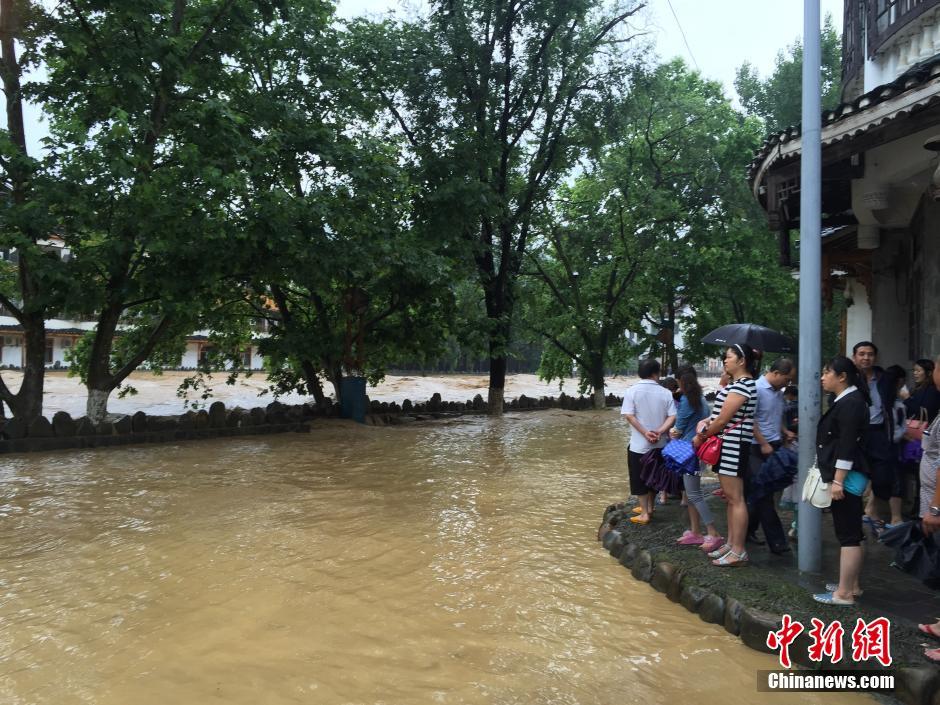 贵州雷山突降暴雨引发洪灾 3座大桥被冲毁