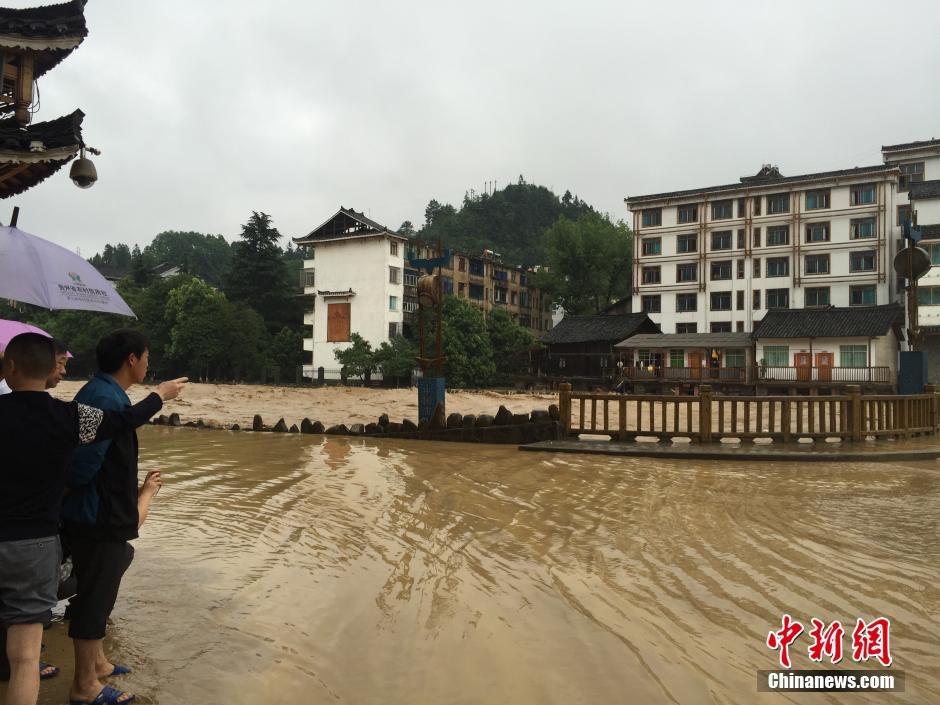 贵州雷山突降暴雨引发洪灾 3座大桥被冲毁