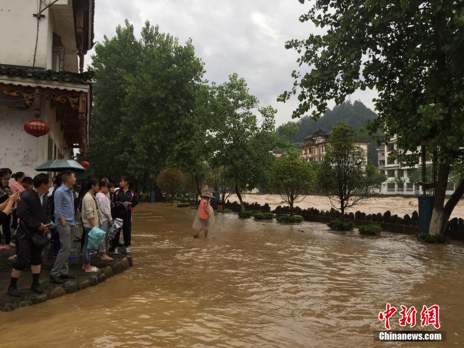 贵州雷山突降暴雨引发洪灾 3座大桥被冲毁