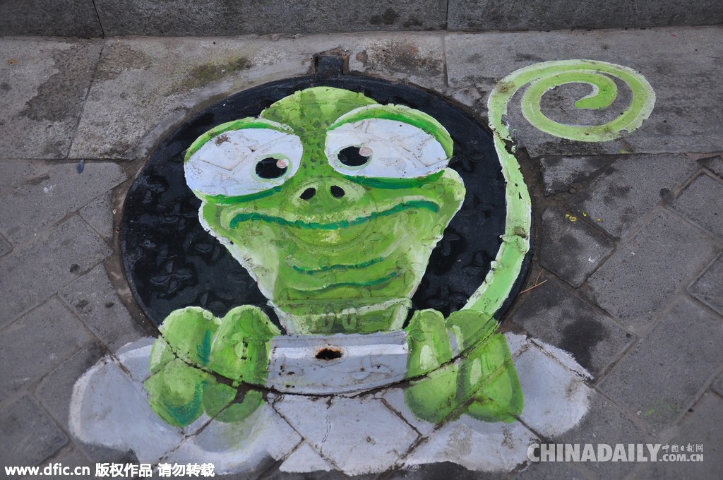 郑州街头现3D卡通井盖 提醒路人注意脚下安全