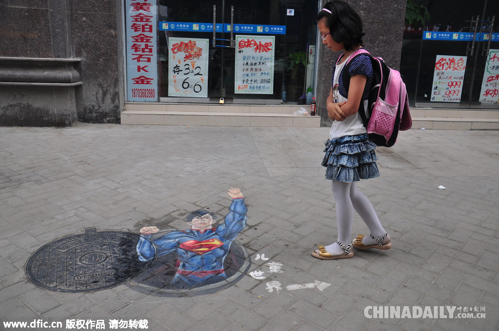 郑州街头现3D卡通井盖 提醒路人注意脚下安全