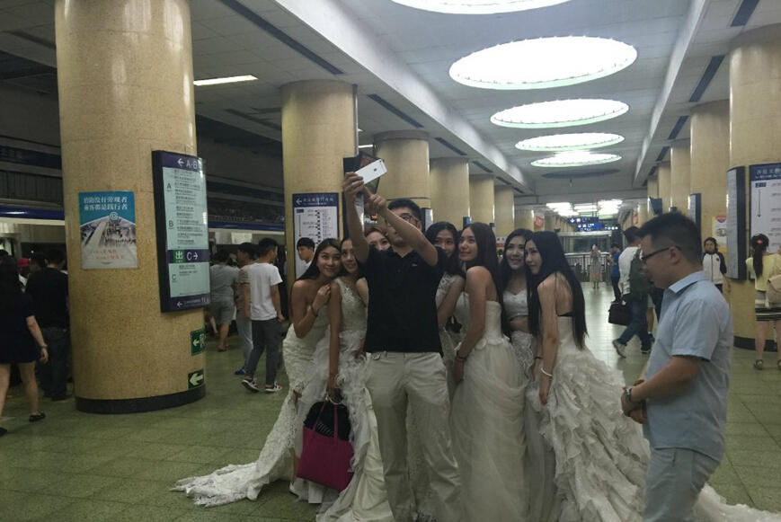 北京地铁现“新娘团”引人围观