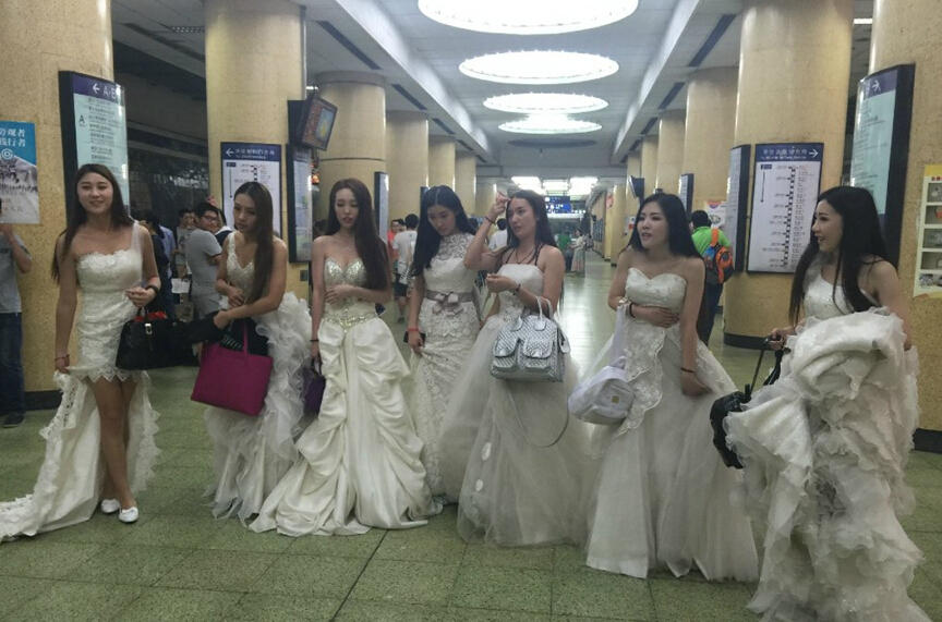 北京地铁现“新娘团”引人围观