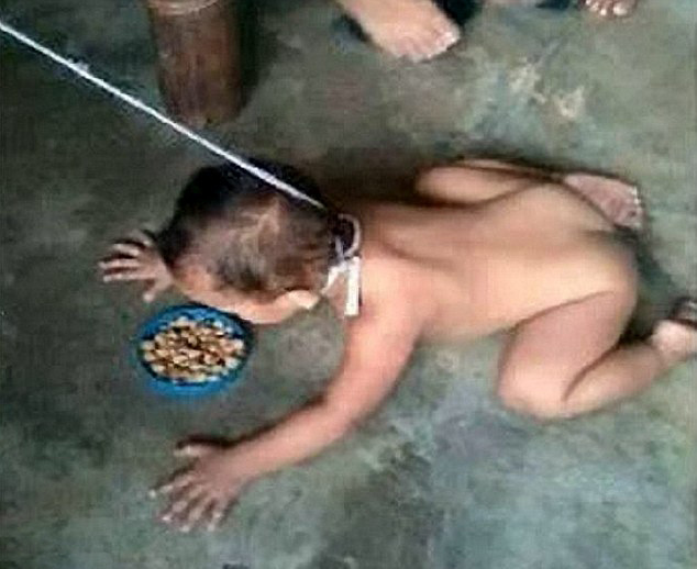 菲律宾母亲把孩子当狗牵在地上爬