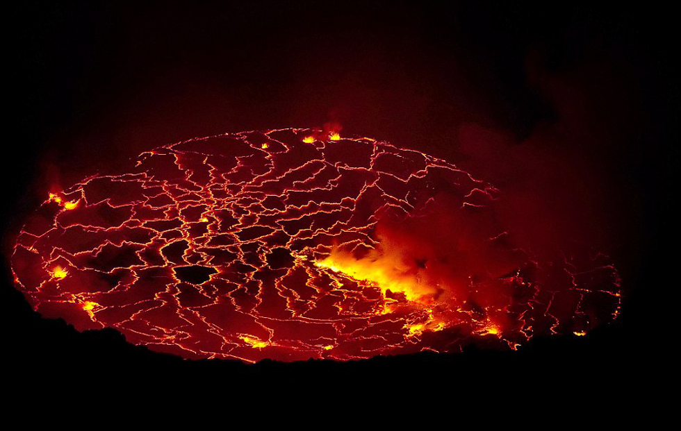 科学家冒死深入非洲火山口 拍摄熔岩湖震撼景象(高清组图)
