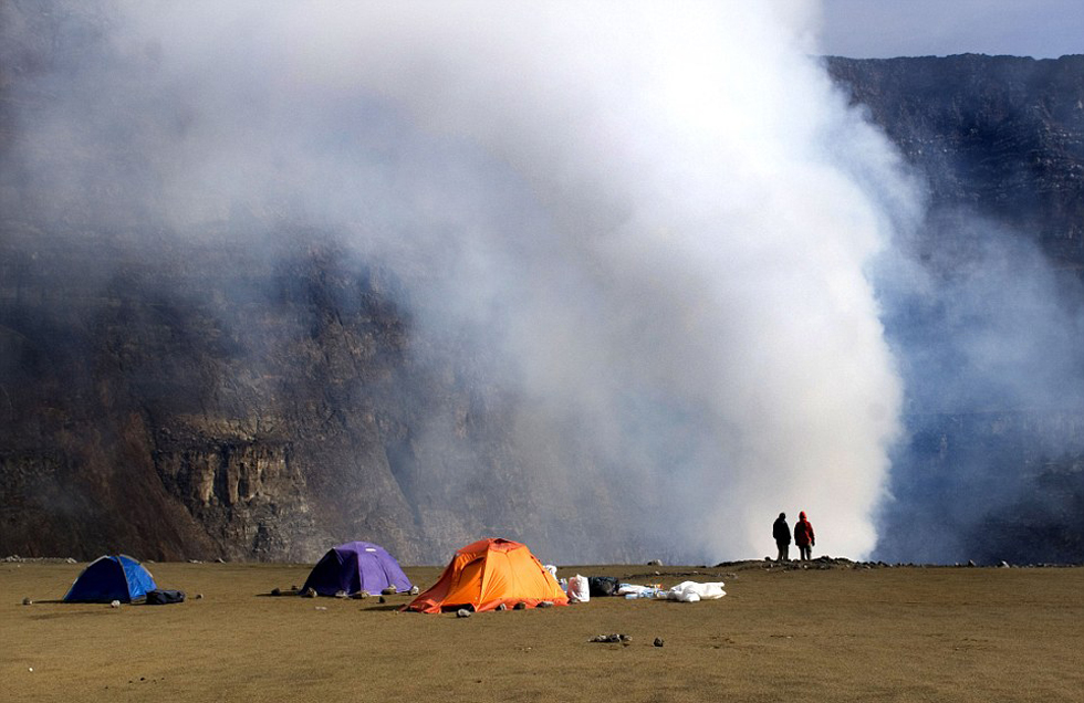 科学家冒死深入非洲火山口 拍摄熔岩湖震撼景象(高清组图)