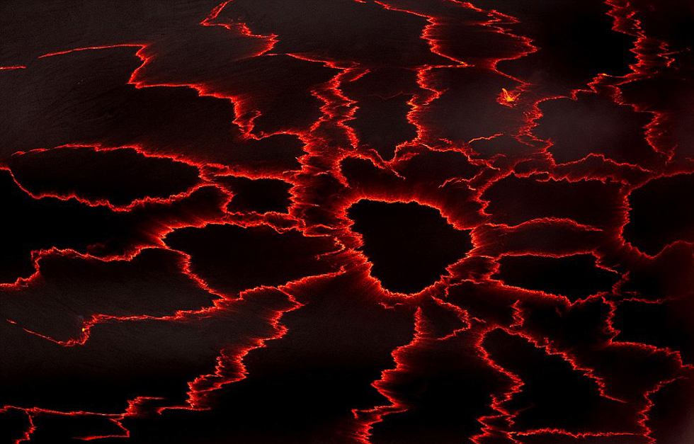 科学家冒死深入非洲火山口 拍摄熔岩湖震撼景象(高清组图)