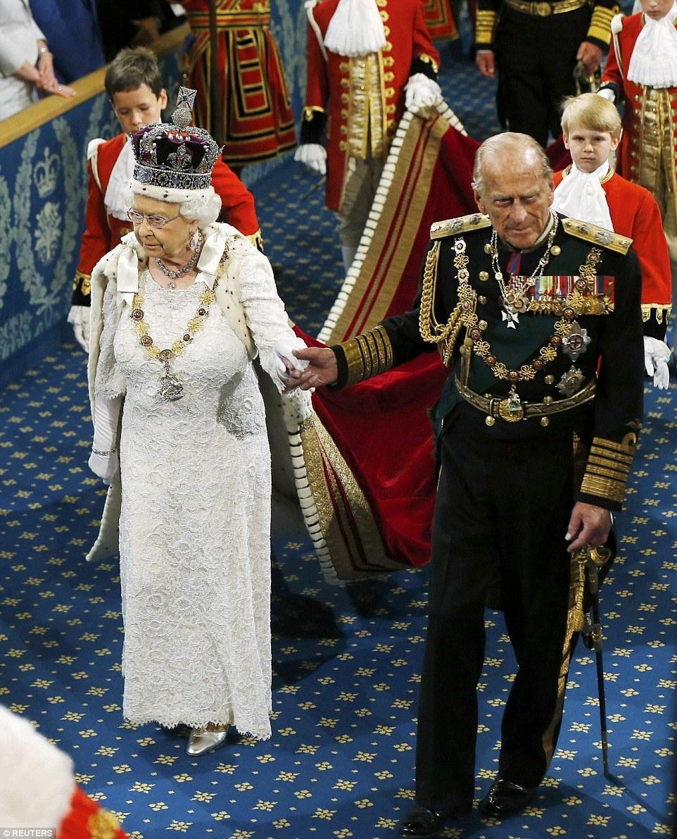 英女王顶两斤重皇冠发表演讲