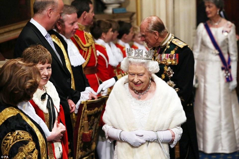 英女王顶两斤重皇冠发表演讲