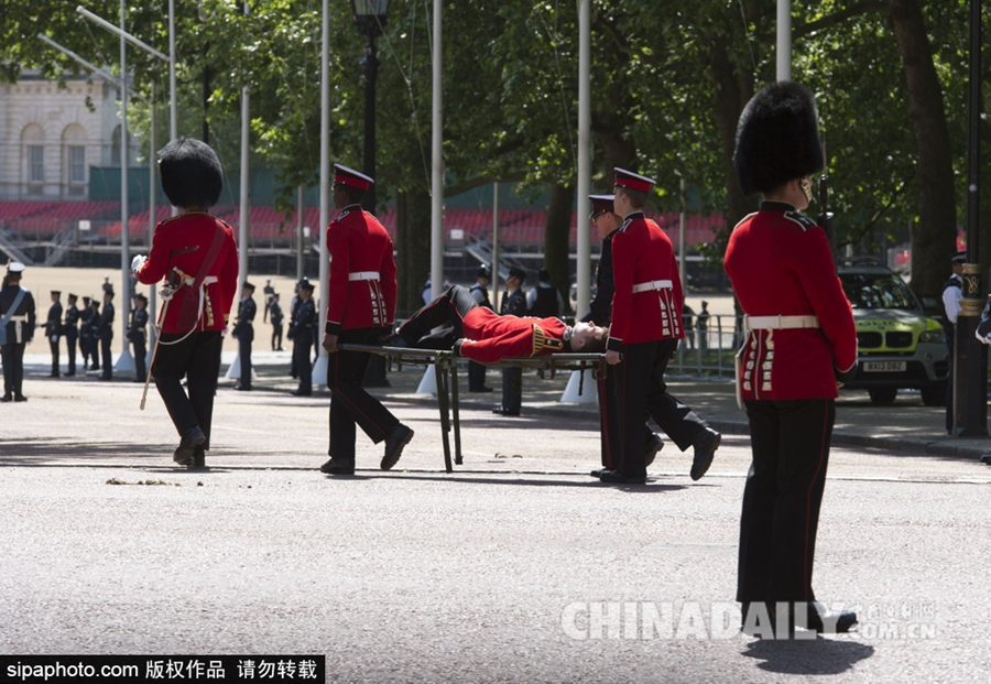 英国女王议会大厦演讲 卫兵中暑晕倒