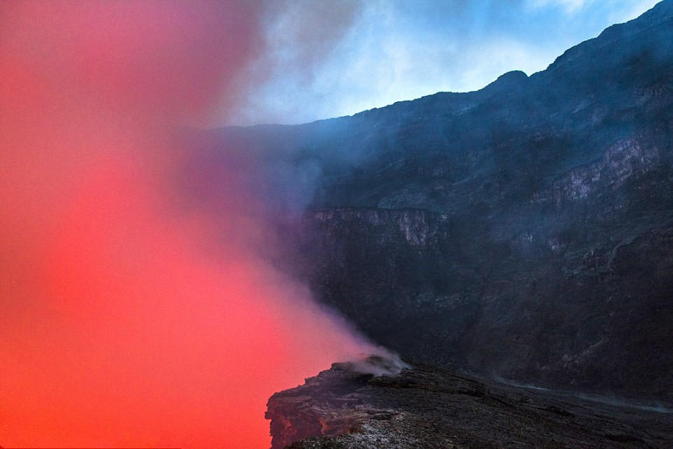 意大利地质学家拍摄罕见火山熔岩湖