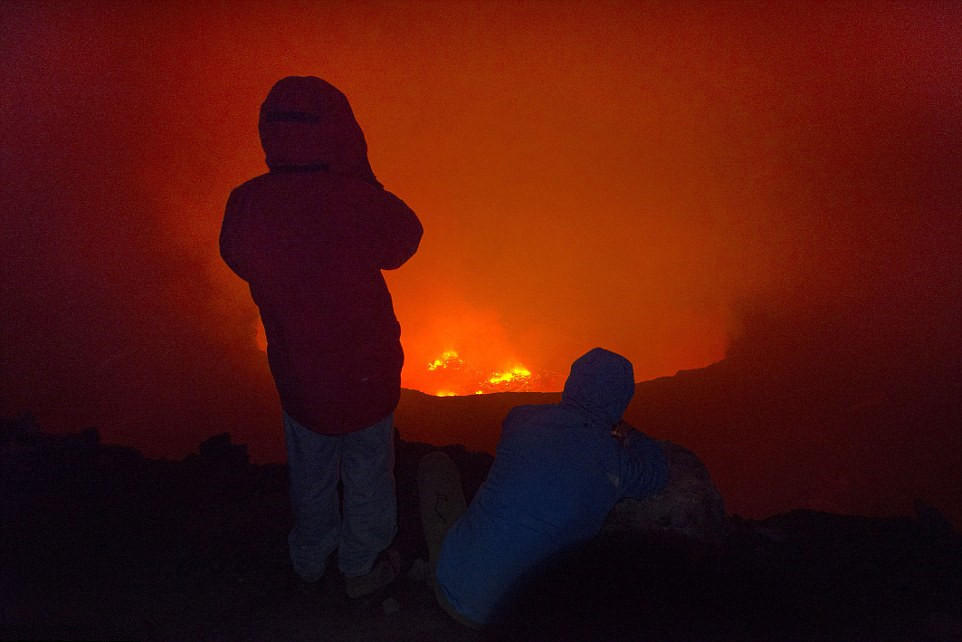 意大利地质学家拍摄罕见火山熔岩湖