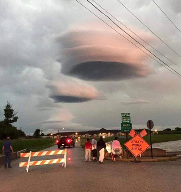 美国得州暴雨过后空中现奇异云团 酷似UFO