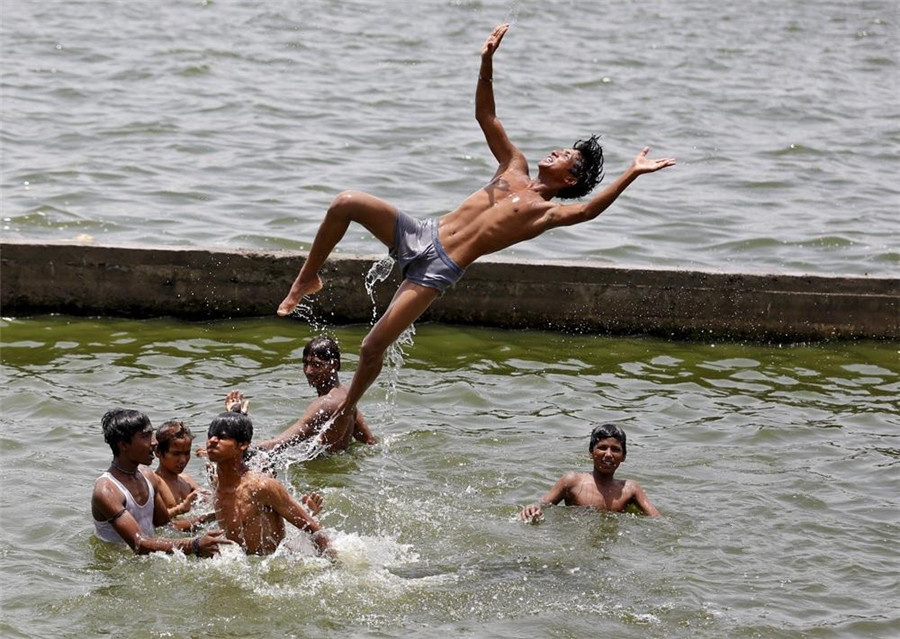 印度40℃高温孩童跳水纳凉