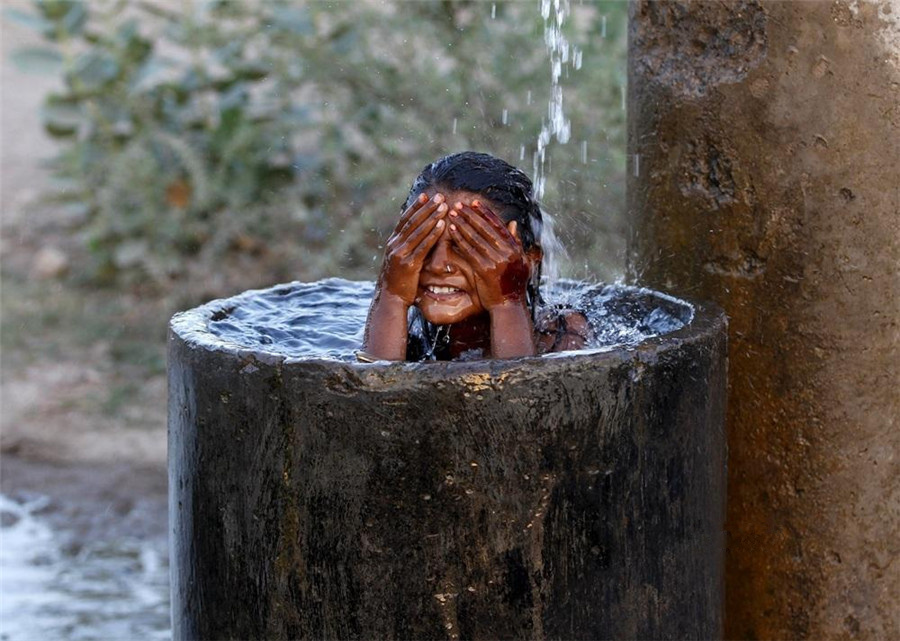 印度40℃高温孩童跳水纳凉