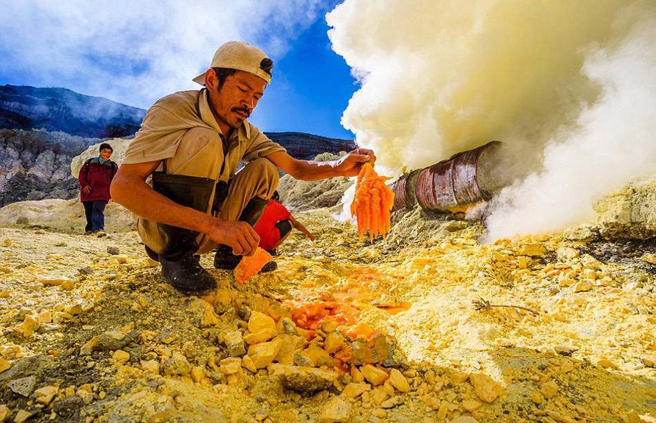 他们冒着生命危险在火山口采硫磺