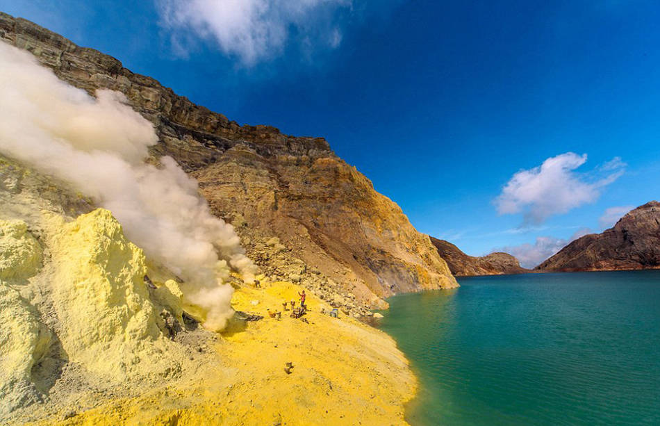 他们冒着生命危险在火山口采硫磺