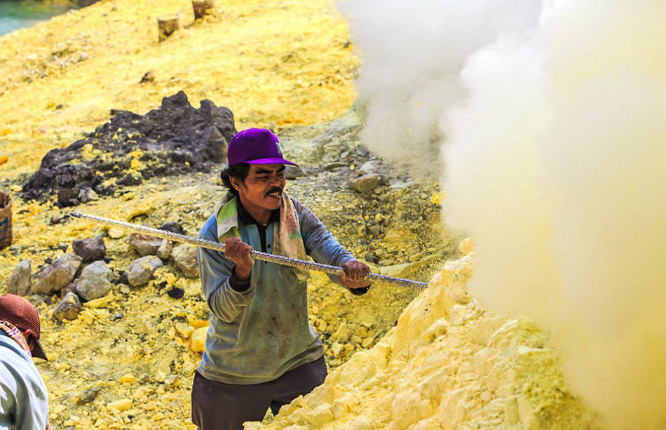 他们冒着生命危险在火山口采硫磺