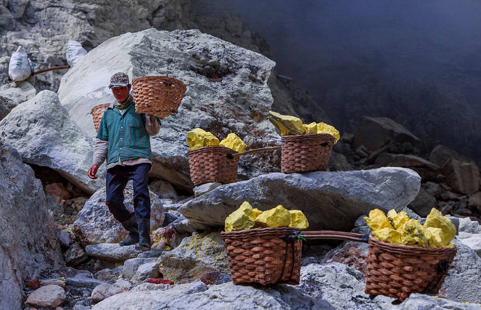 他们冒着生命危险在火山口采硫磺