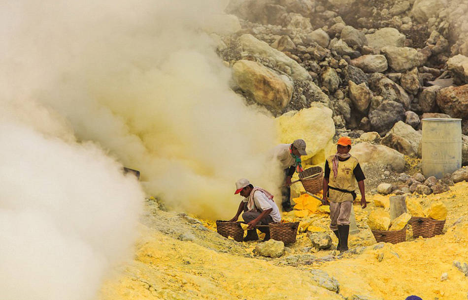 他们冒着生命危险在火山口采硫磺