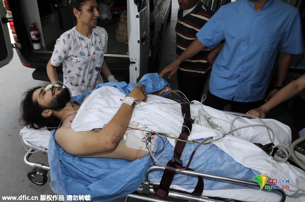 路透社摄影师在叙利亚遭弹片击中送医