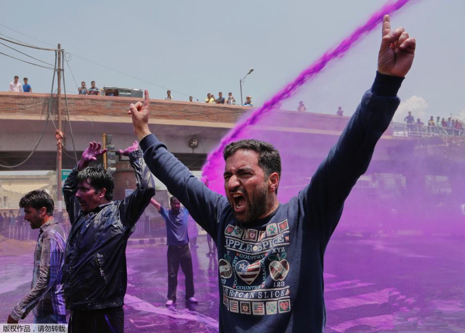 印度公务员游行讨薪 遭警方水枪警棍驱散