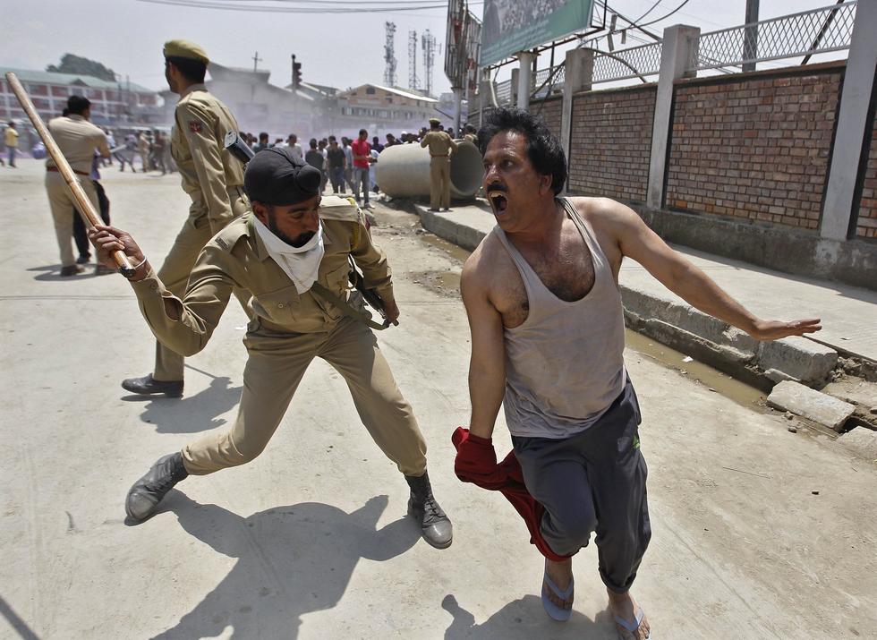 印度公务员游行讨薪 遭警方水枪警棍驱散