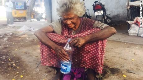 印度“高烧”熔化马路 近1500人丧命