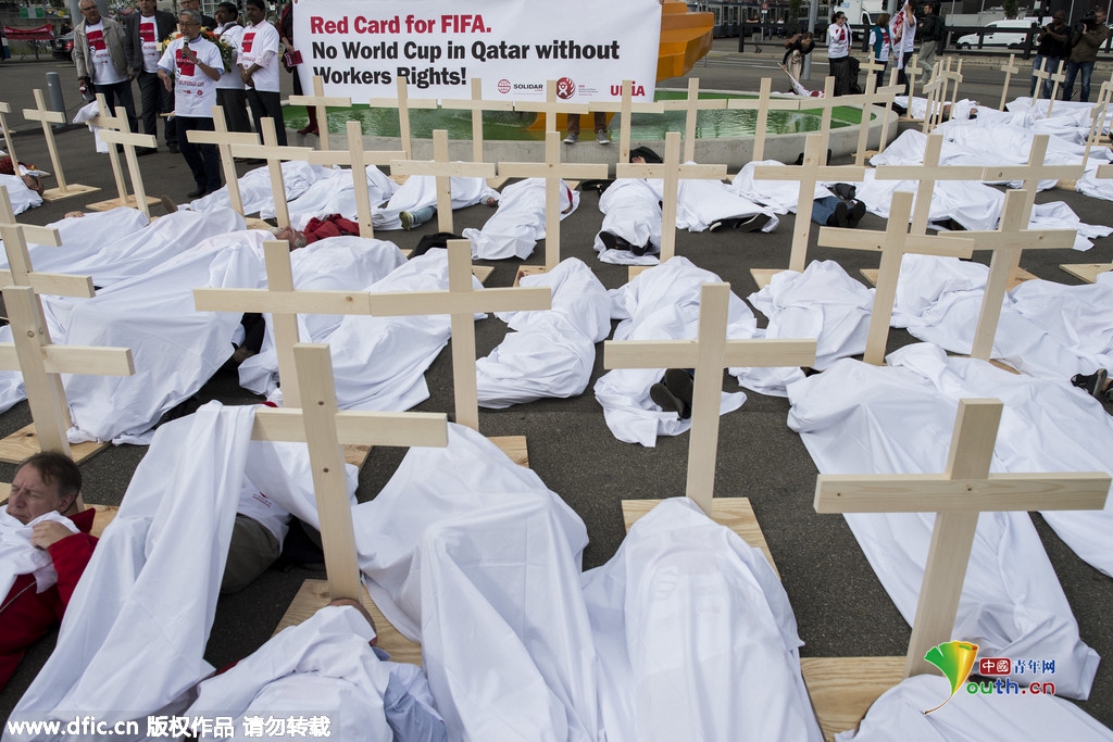 抗议者竖十字架、躺尸示威国际足联