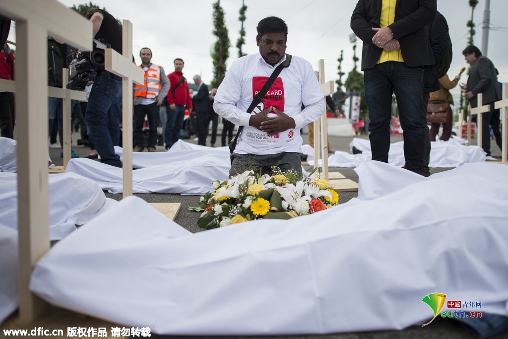 抗议者竖十字架、躺尸示威国际足联