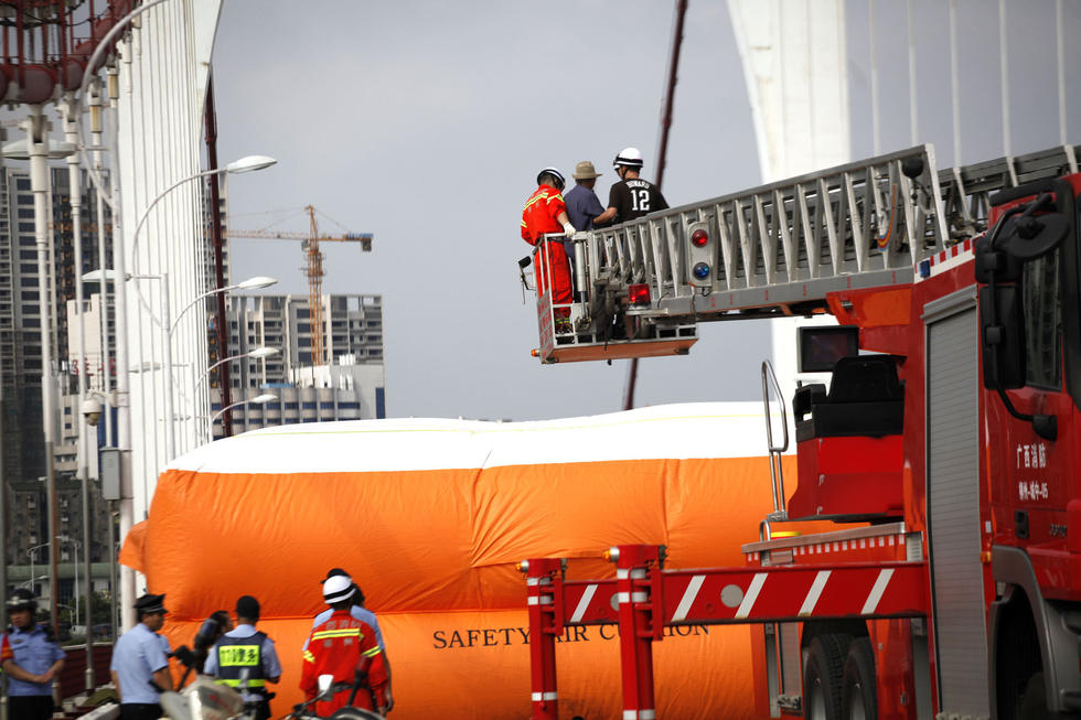 广西柳州:白发老人欲跳桥被救下[5]