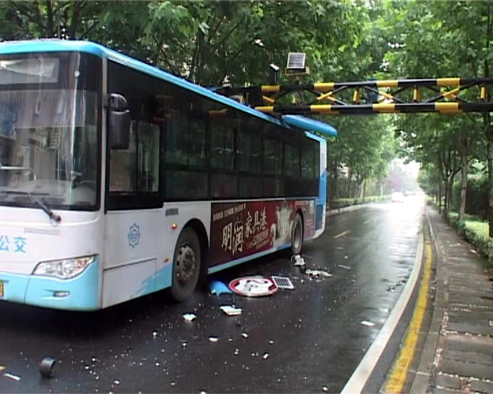 南京公交车撞上限高架被卡住