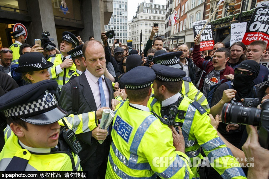 伦敦民众抗议紧缩政策 独立党议员被“围困”