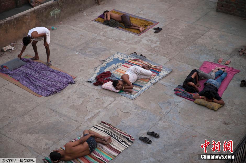 印度持续高温 居民睡在天台抵御热浪
