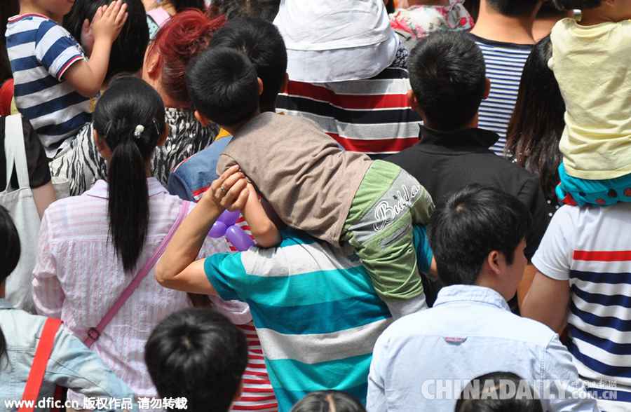 沈阳：商场上演马戏团吸引千人围观