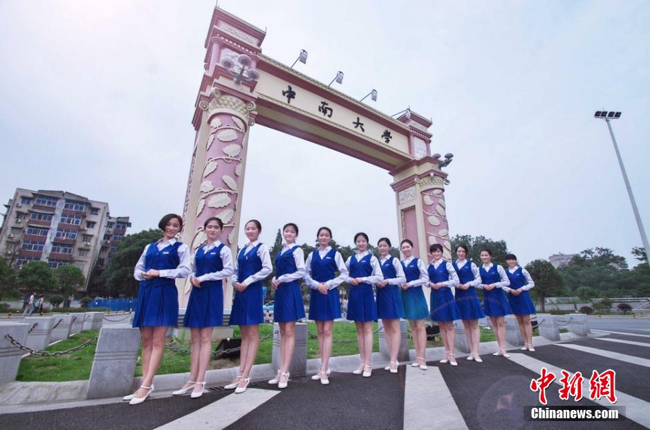 中南大学礼仪队拍摄“高颜值”毕业照 美腿吸睛