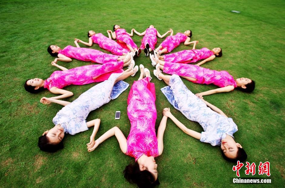 中南大学礼仪队拍摄“高颜值”毕业照 美腿吸睛